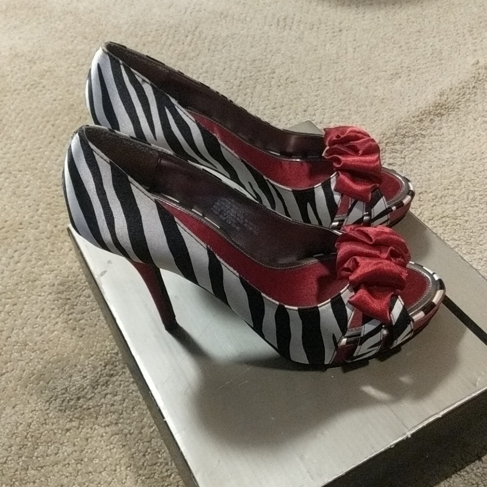 Heels - Picture 2 of 3